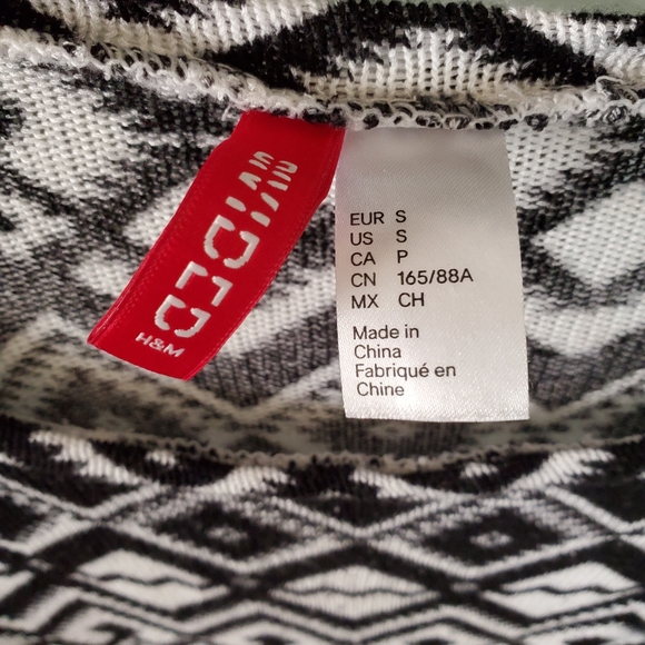 Gently used black and white top by H&M - Picture 2 of 4